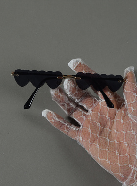 韩版个性超窄长方形爱心切边墨镜ins网红复古透明红连体太阳眼镜