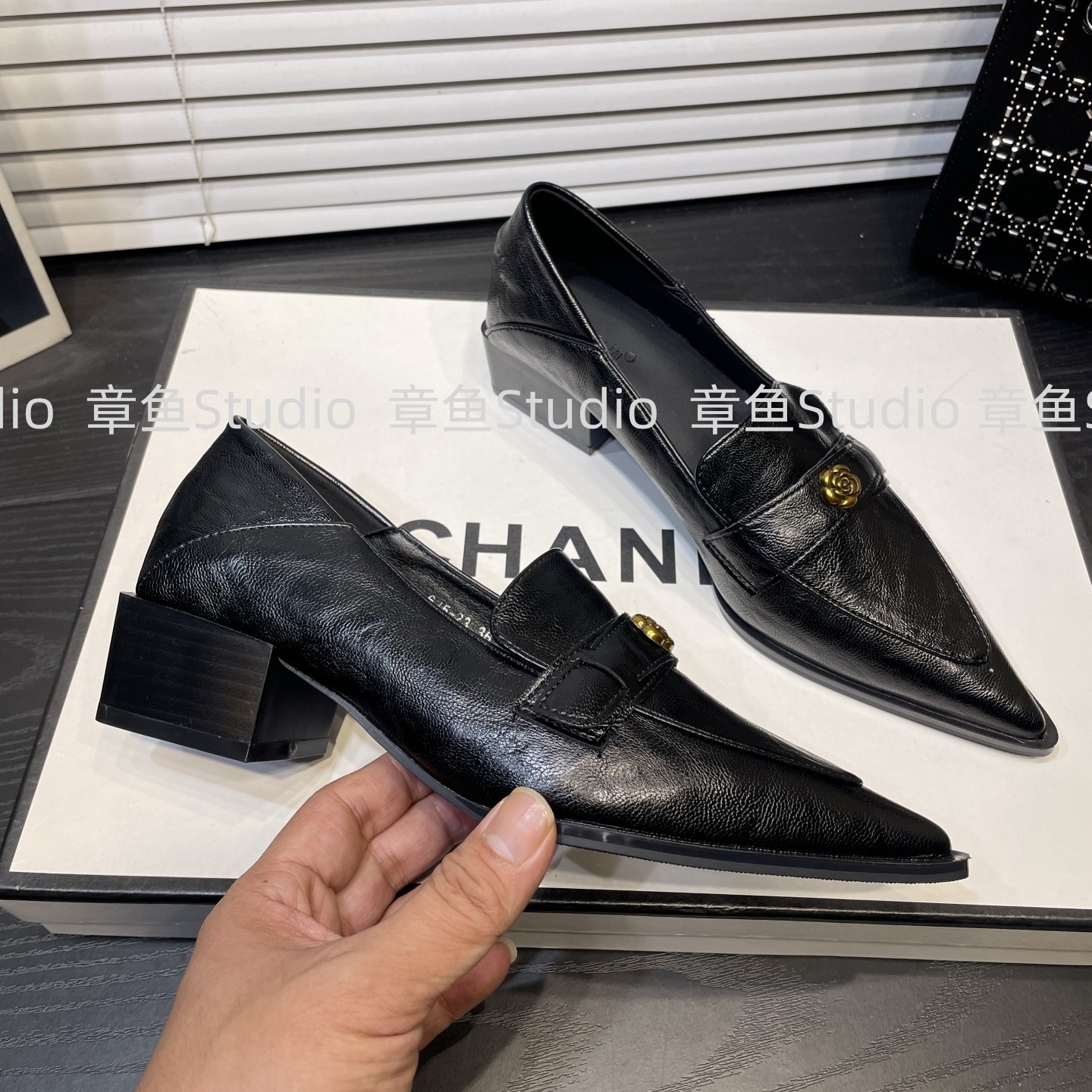 法式复古山茶花金属扣粗跟乐福鞋女小皮鞋2025秋新款尖头深口单鞋,淘宝优惠券,粉丝福利购,淘宝优惠卷