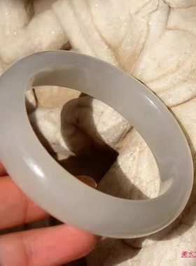 天然新疆和田玉籽料玉手镯子