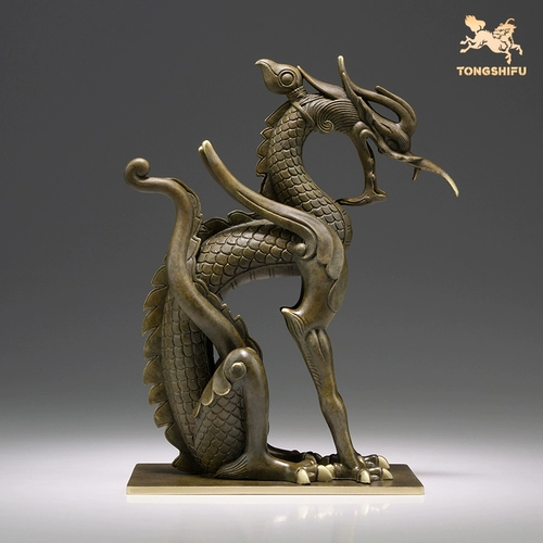 Университетское украшение в мастере медного мастера 