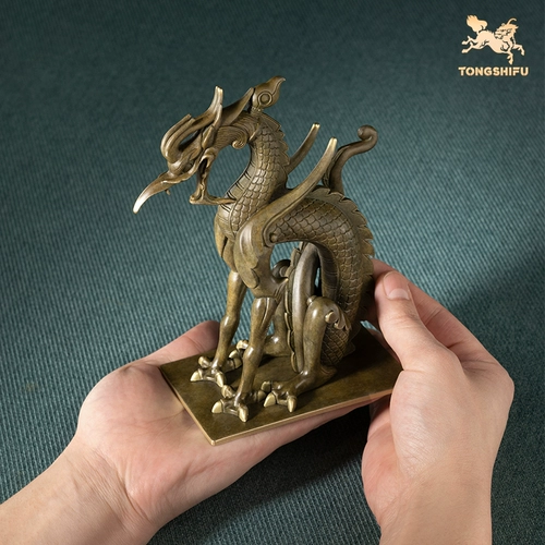 Университетское украшение в мастере медного мастера 