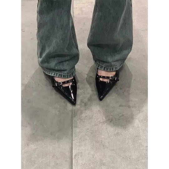 高跟鞋新款猫跟漆皮包头凉鞋女气质尖头后空细跟低跟铆钉单鞋女子