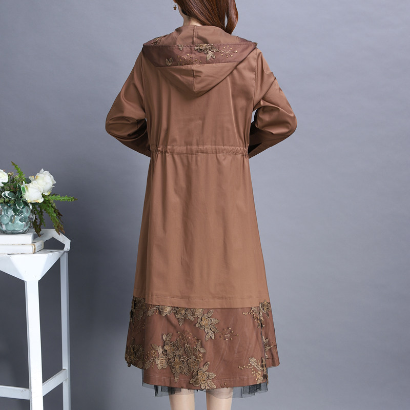 中老年女装妈妈装长袖刺绣气质风衣 苦寒服饰中老年女装