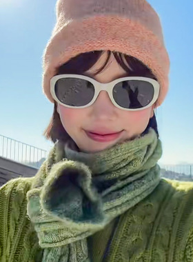 椭圆框白色墨镜雪地雪山拍照