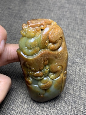 新疆和田玉籽料独籽黄皮籽料龙行天下手把件型好干净132克