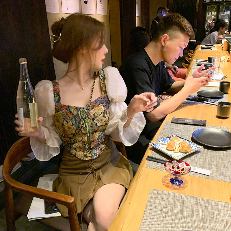 美美的夏夏法式油画刺绣宫廷风复古泡泡袖上衣女短款方领秋季衬衫_虎窝淘