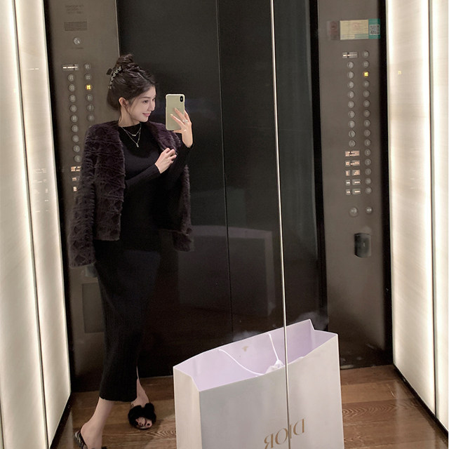 Slim ribbed long-sleeved knitted skirt