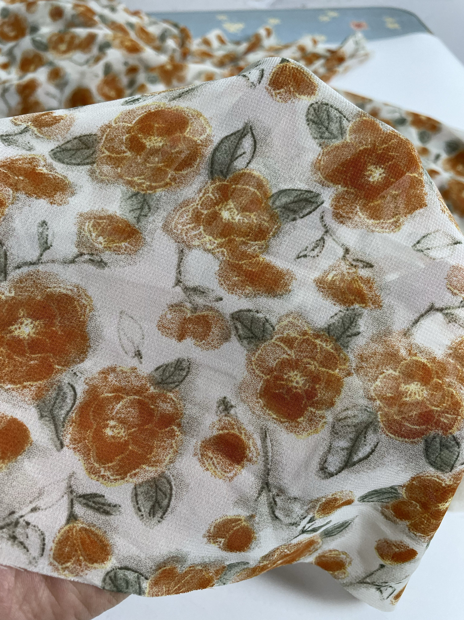 G403夏季白底黄绿色印花雪纺布头柔软垂坠透气连衣裙上衣服装面料,淘宝优惠券,粉丝福利购,淘宝优惠卷