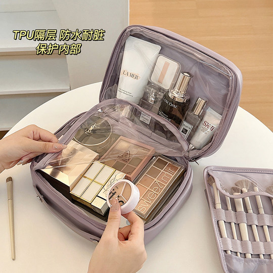 Портативная косметичка большой вместительности с перегородками.