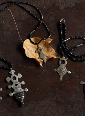 Pentfair阁楼十字架项链