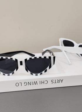 【V字母】条纹墨镜时尚凹造型