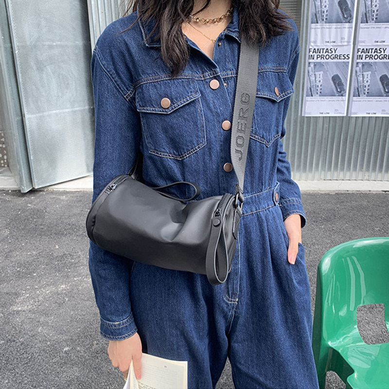 小众质感时尚圆筒包轻便休闲防水运动健身包大容量通勤潮流斜挎包,淘宝优惠券,粉丝福利购,淘宝优惠卷