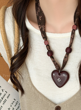 复古爱心吊坠串珠碎花丝巾项链女秋冬系脖长款配饰2025新款毛衣链