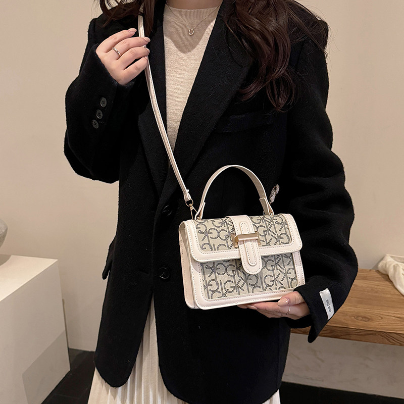 芊舒祺2026新款时尚百搭字母休闲小方包女欧美车缝线手提斜挎包,淘宝优惠券,粉丝福利购,淘宝优惠卷