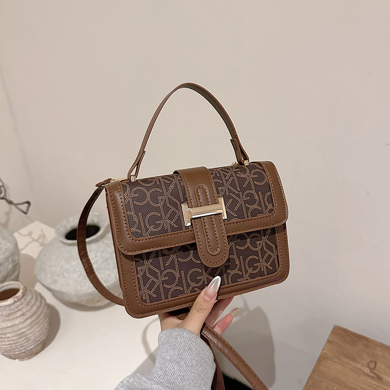 芊舒祺2026新款时尚百搭字母休闲小方包女欧美车缝线手提斜挎包,淘宝优惠券,粉丝福利购,淘宝优惠卷