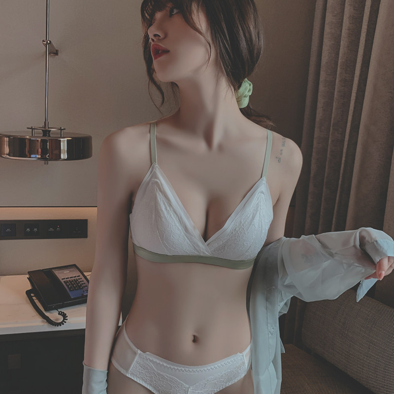 白色女超薄款大胸显小无钢圈胸罩 莉妃文胸