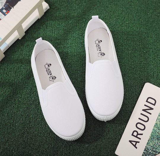 Ханфу в сочетании с детской белой парусиновой обувью.