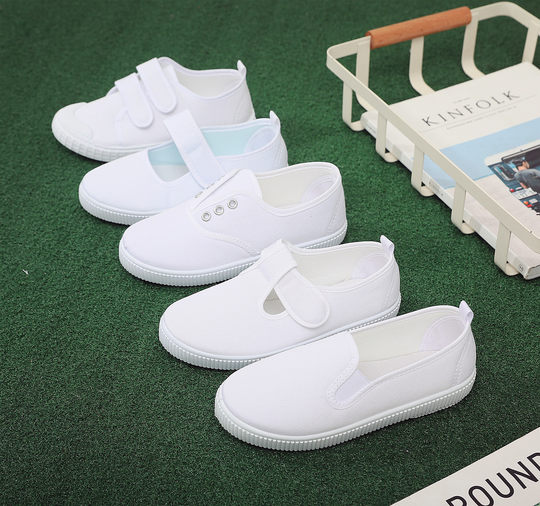 Ханфу в сочетании с детской белой парусиновой обувью.