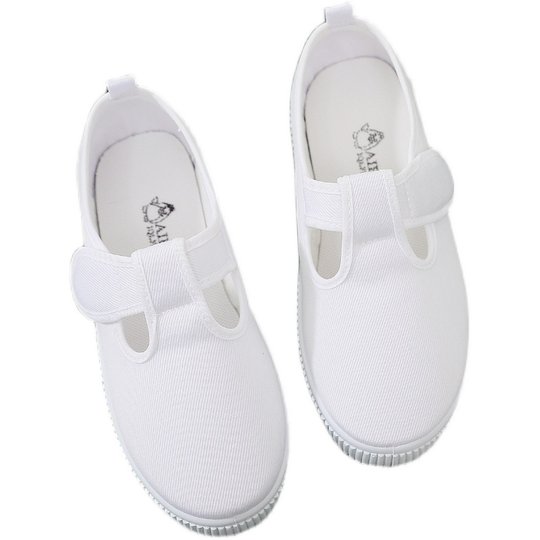 Ханфу в сочетании с детской белой парусиновой обувью.