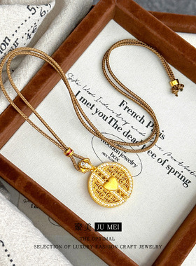 2026女款轻奢黄金色沙金镂空花丝拉丝爱心桃点钻圆盘吊坠心形项链