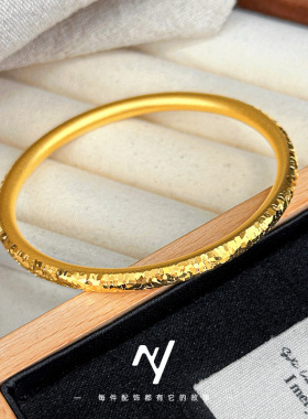 2025款女士轻奢沙金爆闪碎冰手镯女式时尚黄金色CNC素圈手环镯子