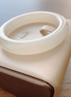 53.7圈口藕粉色平安镯和田玉梧桐