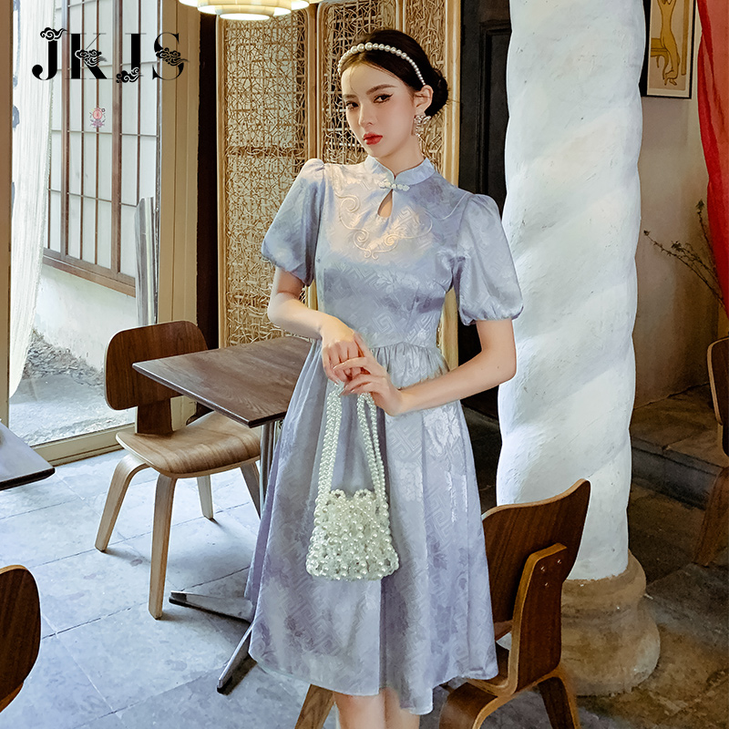 Lightweight elite cheongsam, retro dress, light style, bright catchy style, Chinese style Lightweight elite cheongsam, retro dress, light style, bright catchy style, Chinese style