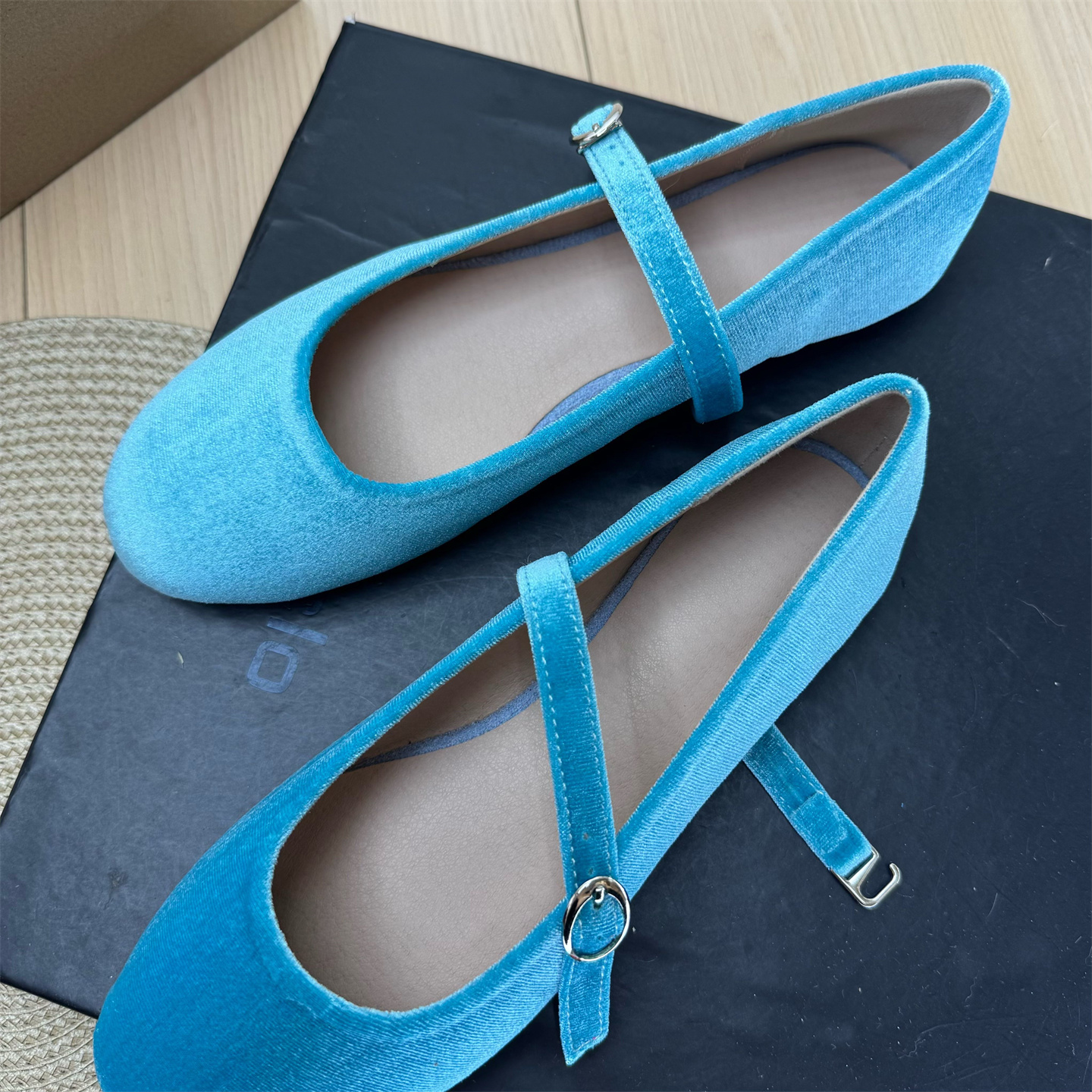 复古法式韩版一字带丝绒玛丽珍单鞋女浅口圆头平底学生鞋百搭舒适 - 图1