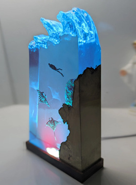 海底世界景观溶洞海浪造型两只魔鬼鱼蝙蝠鱼和潜水员小夜灯摆件