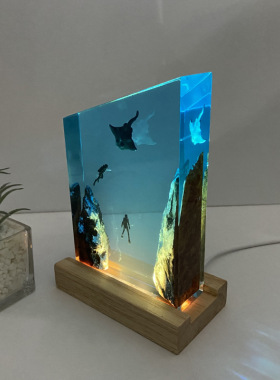 海底世界景观山脉魔鬼鱼蝙蝠鱼潜水员小夜灯床头灯氛围灯摆件礼物