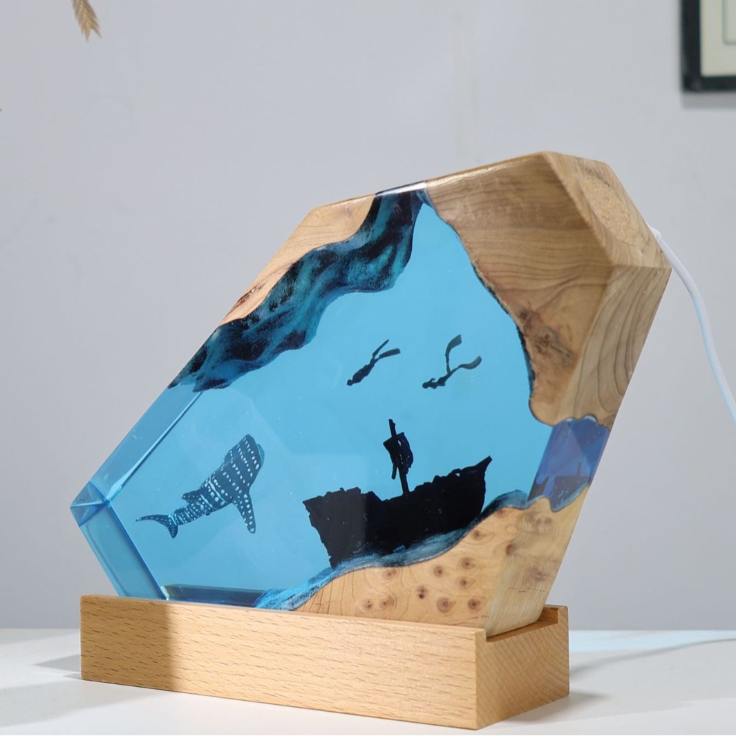 实木树脂海底世界景观鲸鲨鱼和潜水员小夜灯床头灯氛围灯摆件礼物 - 图1