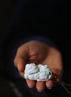 禅木匠鹿角回头如意貔貅手把件