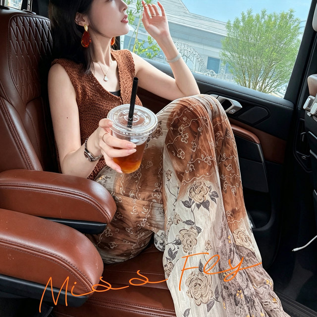 ສິ້ນກະໂປງລາຍດອກກຸຫຼາບສີນ້ຳມັນທີ່ມີແອວສູງ drapey, ອາລົມອ່ອນໂຍນ ແລະກະໂປງຍາວເຄິ່ງກາງ