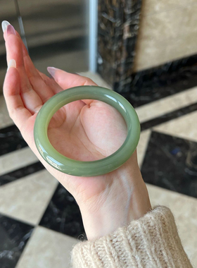 青海料和田玉手镯女款晴水圆条湖水绿玉镯子美人条天然冰种镯子