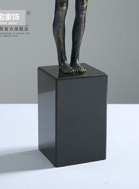 现代简约人物金属摆件创意工艺品家居客厅样板房售楼处装饰品摆件