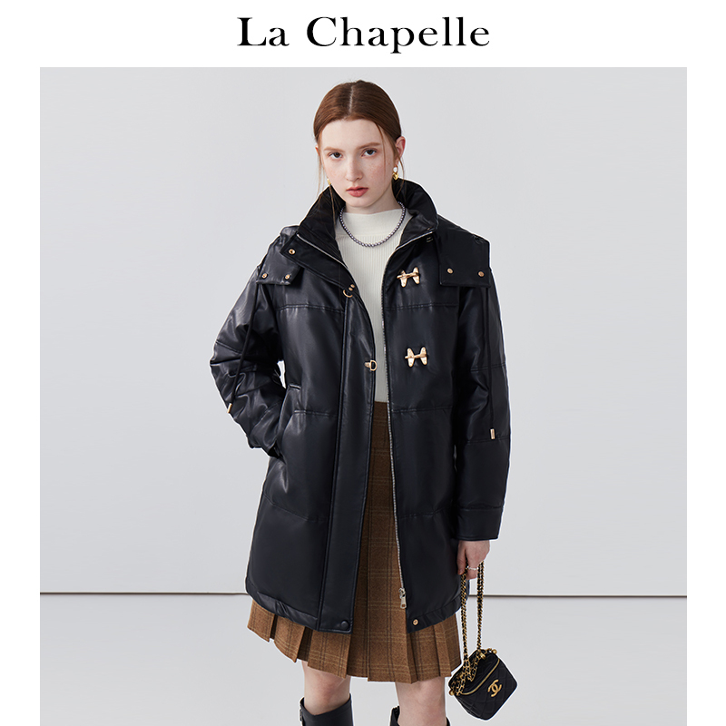 拉夏贝尔/La Chapelle连帽加厚盘扣pu皮面中长款棉服外套女冬棉衣