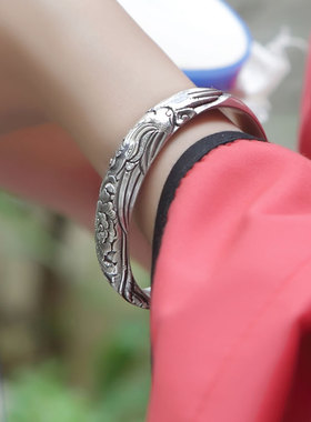 守忆凤戏牡丹图案表白送贵妃镯