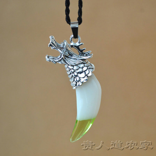 个性树脂仿狗牙吊坠项链时尚月牙合金项坠情侣挂饰吊饰流行饰品 - 图0