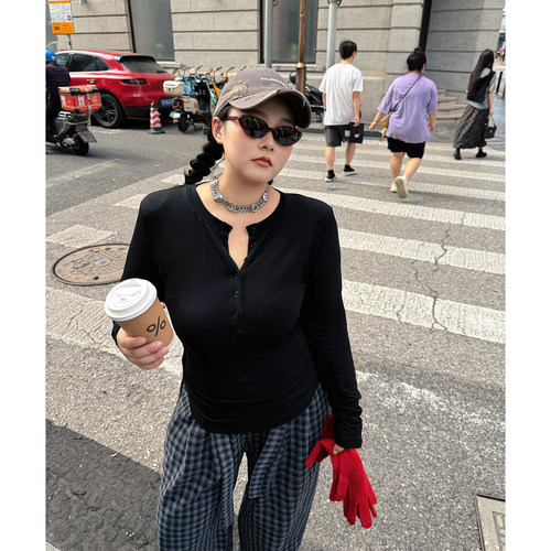 阿周家大码微胖【wan能舒适区】内里抓绒一排扣显腰细打底衫女冬 - 图1