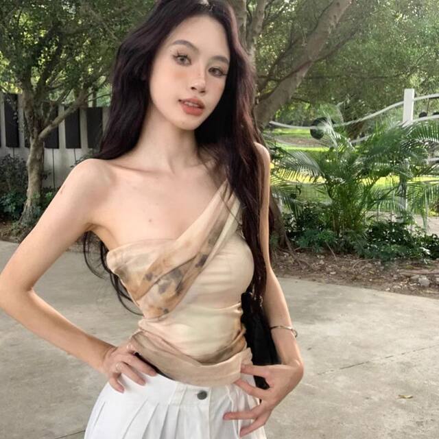 ຕາຫນ່າງ slanted shoulder vest suspender ຂອງແມ່ຍິງ summer ການອອກແບບ niche ຮ້ອນສາວ slimming pleated ດ້ານເທິງສັ້ນ