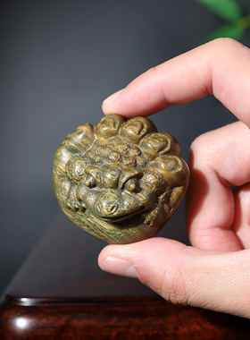天然绿檀木雕手握金蟾无漆茶宠