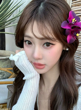 明媚红色双朵兰花发夹海边