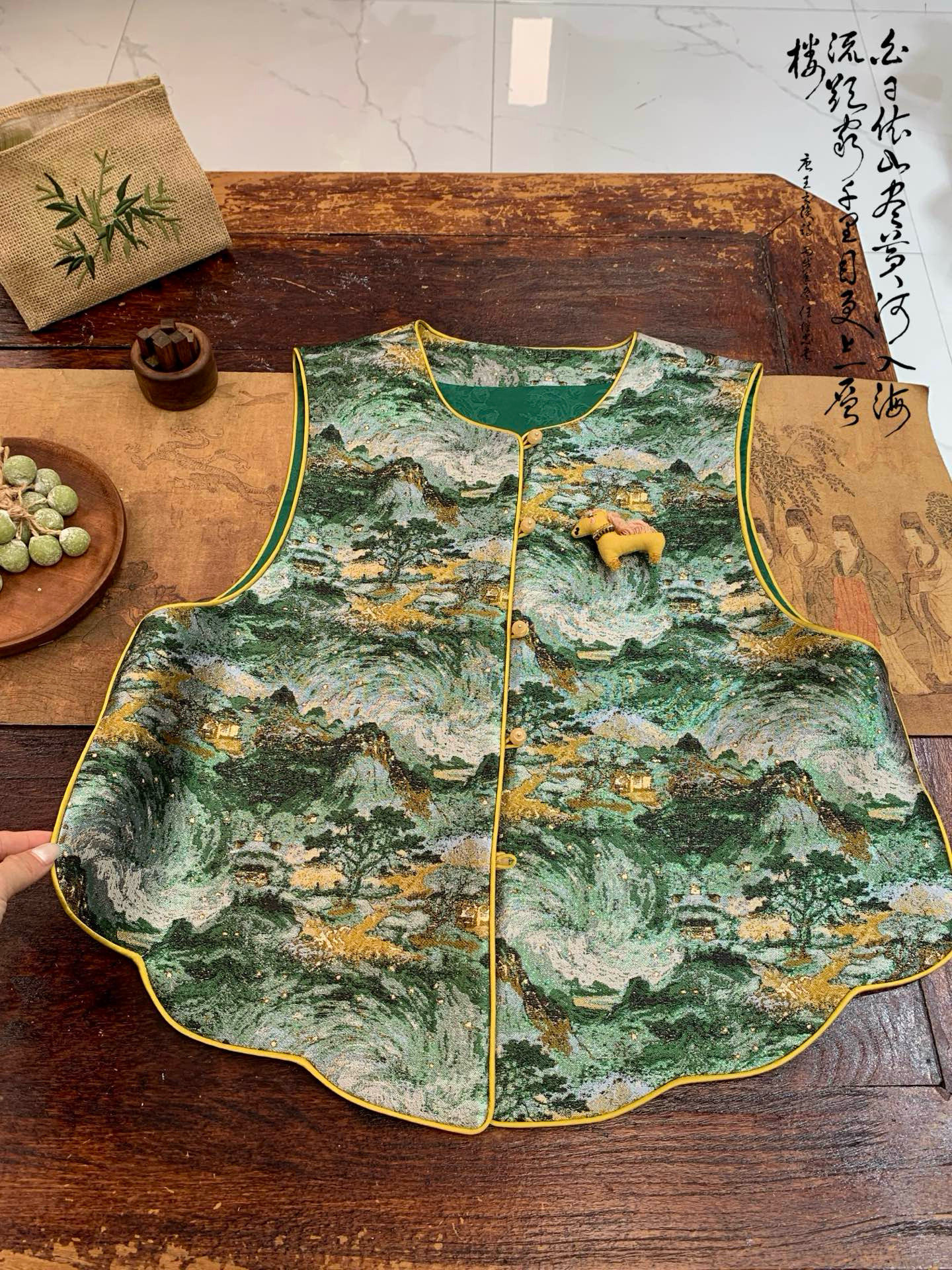 2026春季新款蓝色刺绣缎面新中式马甲女气质百搭坎肩盘扣国风上衣,淘宝优惠券,粉丝福利购,淘宝优惠卷