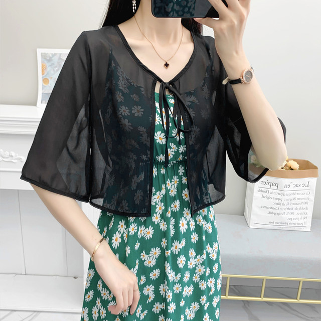 ເທິງ Cape ກັບກະໂປງ suspender ແລະ blouse