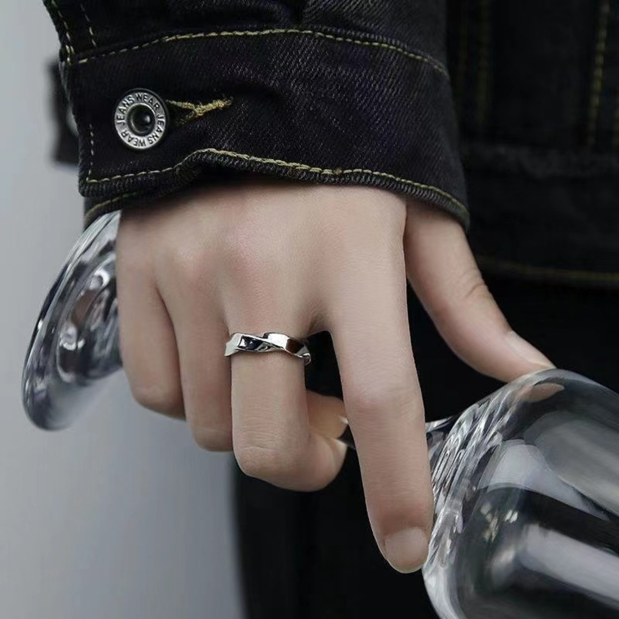 Trendy and personalized Möbius strip endless ring