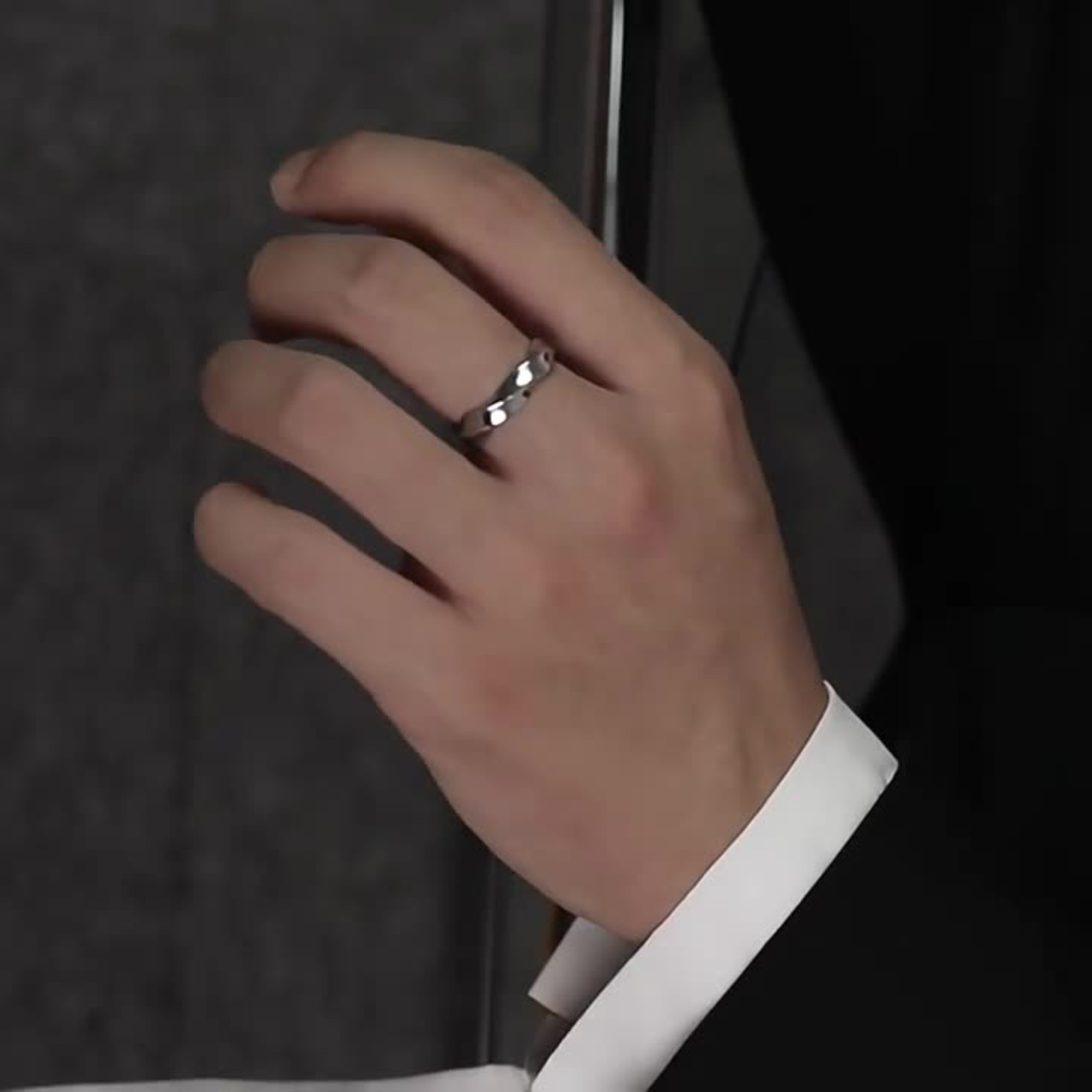 Trendy and personalized Möbius strip endless ring