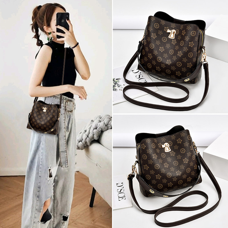 夏季高级感2020新款潮流行水桶包 jooz品牌女士包袋