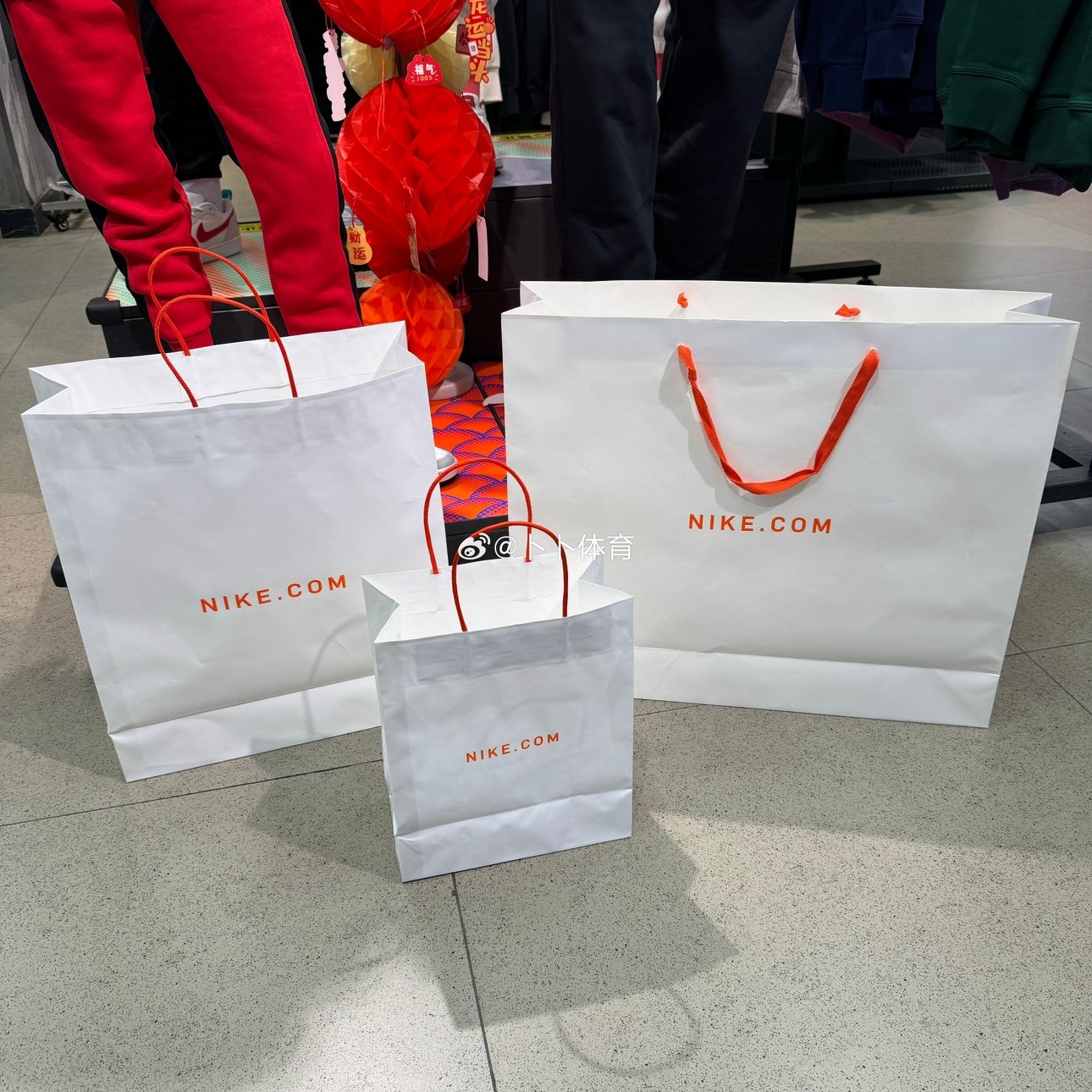 Nike/耐克 直营店专柜购物纸袋大LOGO白牛皮纸袋橘绳礼品袋手提袋,淘宝优惠券,粉丝福利购,淘宝优惠卷