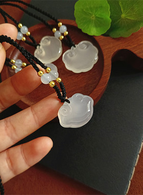 白玛瑙挂件玉石白色玉髓项链男女如意锁玉佩小红书爆款云朵锁玉佩
