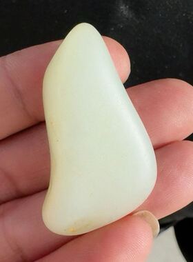 新疆和田玉籽料洒红皮高脂粉白玉